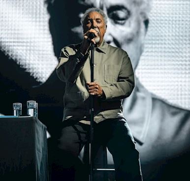 TRIUMPHANT MARKET RASEN RETURN FOR SIR TOM JONES WITH ATTENDANCE OF OVER 10,000